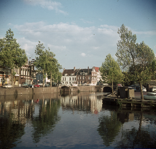 119648 Gezicht over de Stadsbuitengracht te Utrecht, ter hoogte van de Weerdsluis, met links de Bemuurde Weerd O.Z., op ...